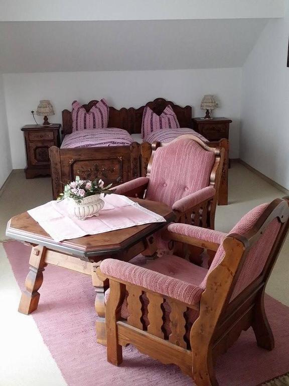 Gast- Und Pensionhaus Zur Linde Staufenberg  Rum bild